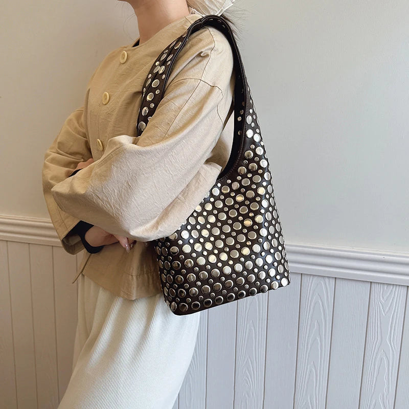 Bolsa Bucket com Tachas