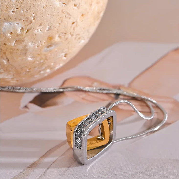 Colar Quadrado Vazado