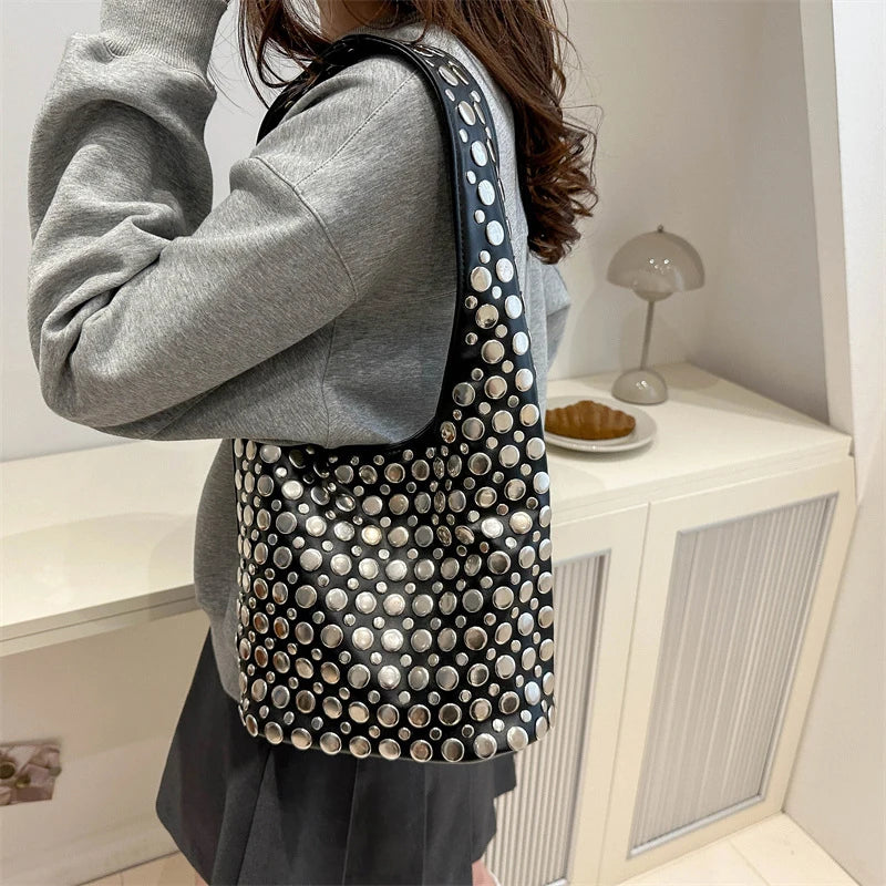 Bolsa Bucket com Tachas